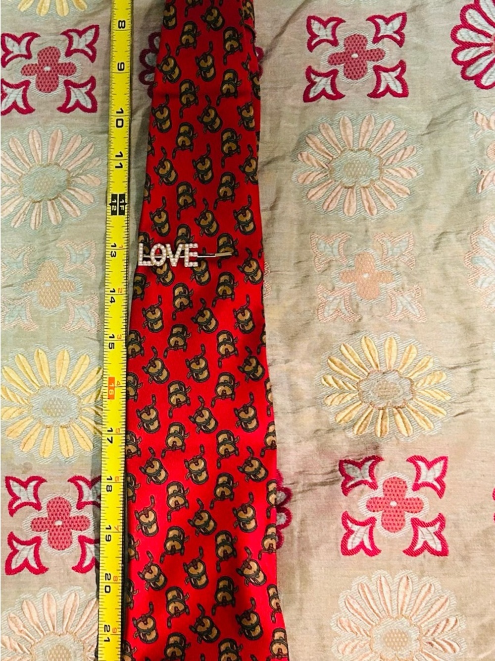 GUCCI Red Patterned Necktie with LOVE Pin - Picture 12 of 14